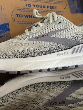 Brooks Women's Running Shoes - Gray with Purple Detailing